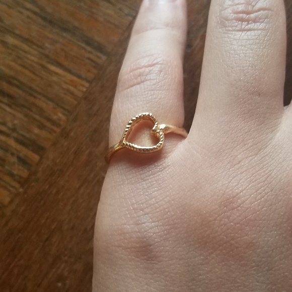 NWOT Beautiful Gold Heart Ring size 5.75 - Picture 10 of 11